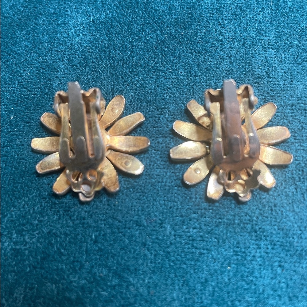 Vintage Enamel White and Yellow Daisy Brooch and Earrings Set - Picture 5 of 9